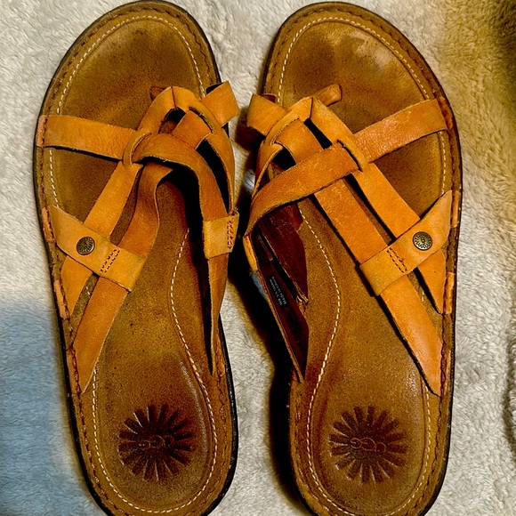 Women’s size 9 UGG tan sandals - Picture 1 of 2